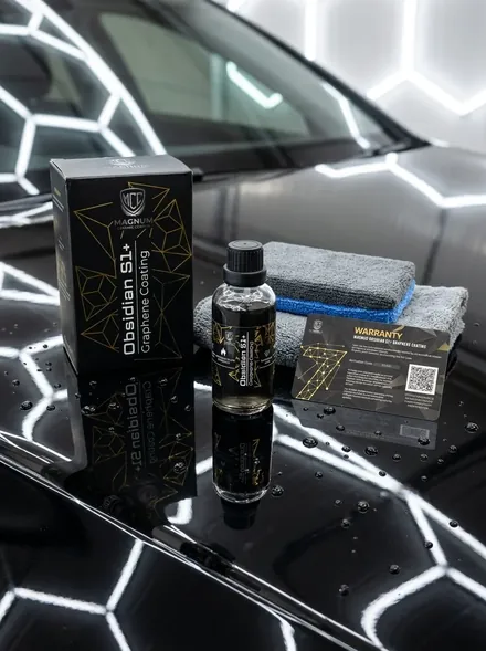 Magnum Obsidian S1+ Graphene Coating box, bottle and warranty card on a black bonnet