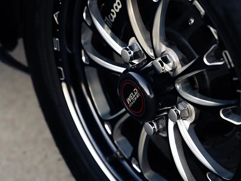 Polished forged wheel and tyre after a rim coating